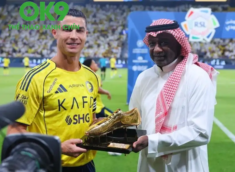 Ronaldo nhận danh hiệu chiếc giành vàng tại Saudi Pro League (Ảnh: Nền tảng X)